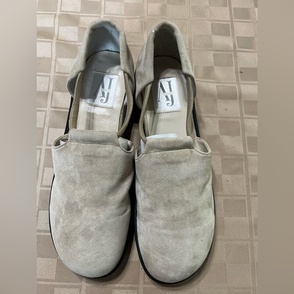 AJ Valenci Shoes Women’s Size 8M Beige Suede Leather Slip on Loafers Comfort NEW